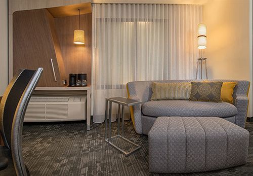 Courtyard By Marriott Charleston Hotel 3*